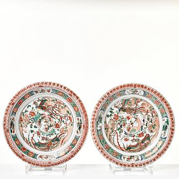 A set of nine famille verte 'pie crust' plates, Qing dynasty, Kangxi (1662-1722).