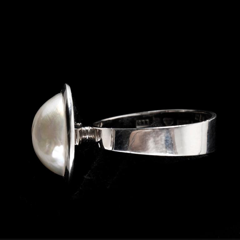 RING, 18k vitguld med odlad mabepärla, 1977.