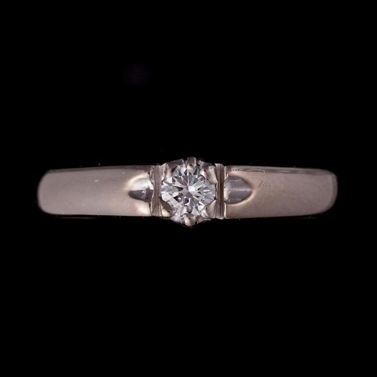 RING, 14K vitguld, diamant. Vikt ca 2,4 g.