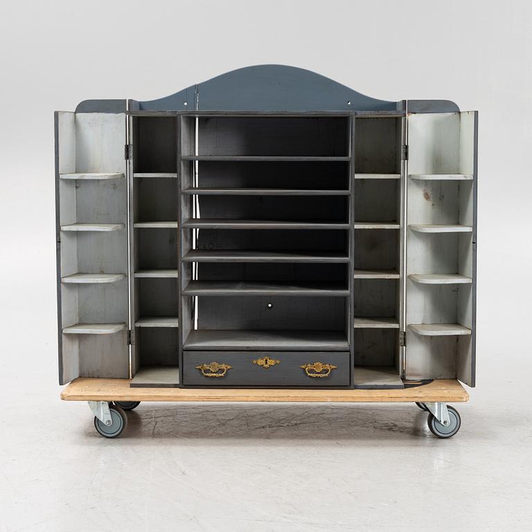 Väggskåp, omkring år 1900.