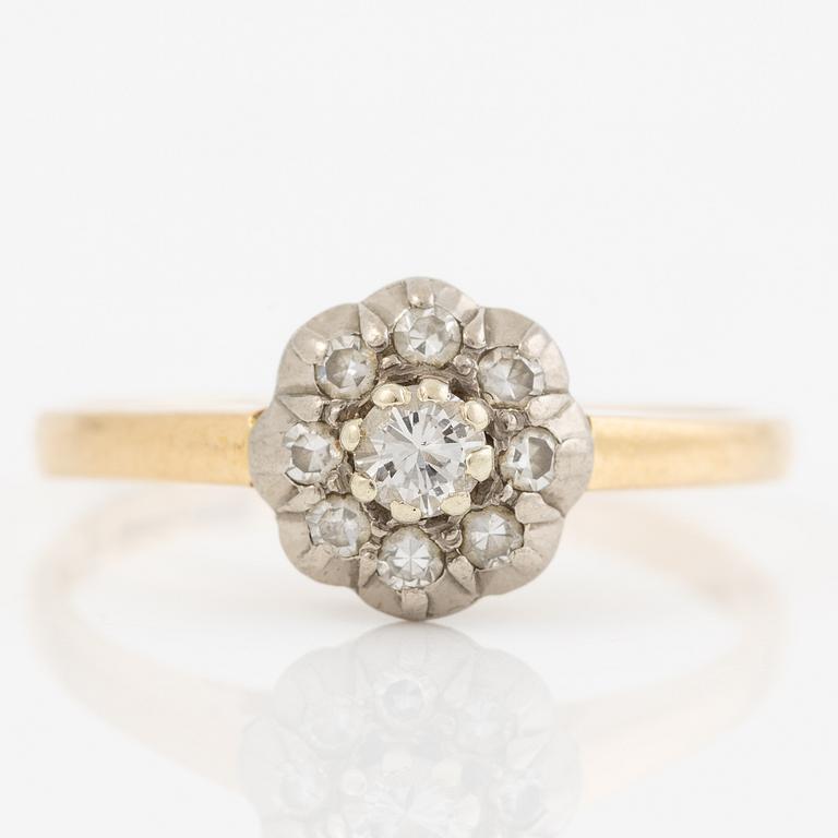 Ring in 18K gold set with round brilliant and eight-cut diamonds.