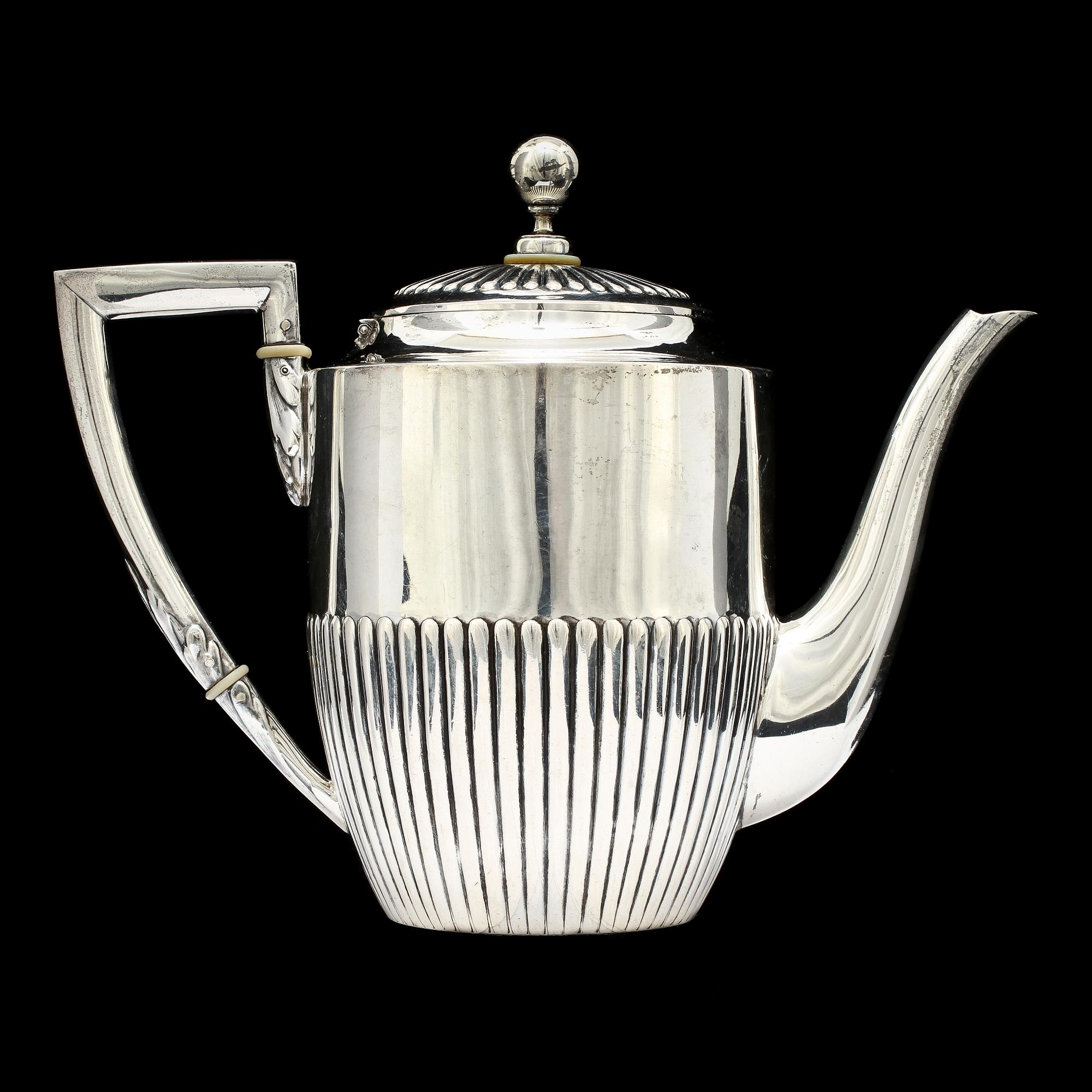 KAFFESERVIS, 3 delar, silver, K Andersson, Sthlm, 1910, vikt 655 g samt BRICKA, silver, CG Hallberg, 1952, vikt 185 g.