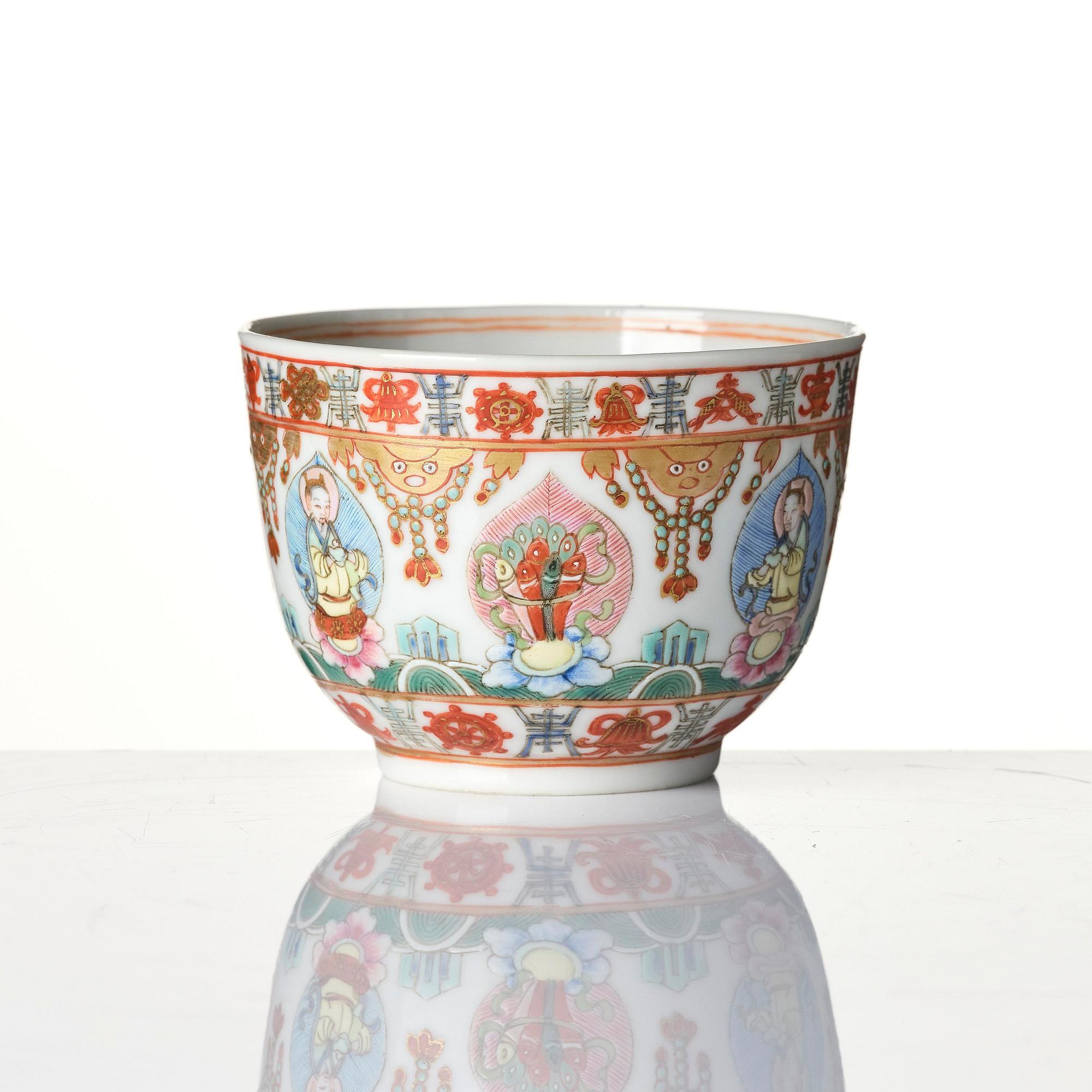 A 'barragon tumed' famille rose cup, Qing dynasty, 19th century.