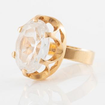 Ring 18K guld med vit syntetisk spinell.