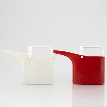 Stig Lindberg, vattenkannor, 2 st, "Fontana", Gustavsberg 1967-72.