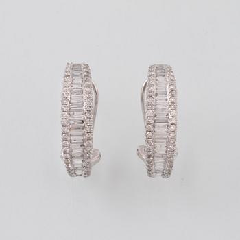 ÖRHÄNGEN, 18K vitguld med briljant och baguetteslipade diamanter ca 1.60 ct. Vikt 8,7 gram.