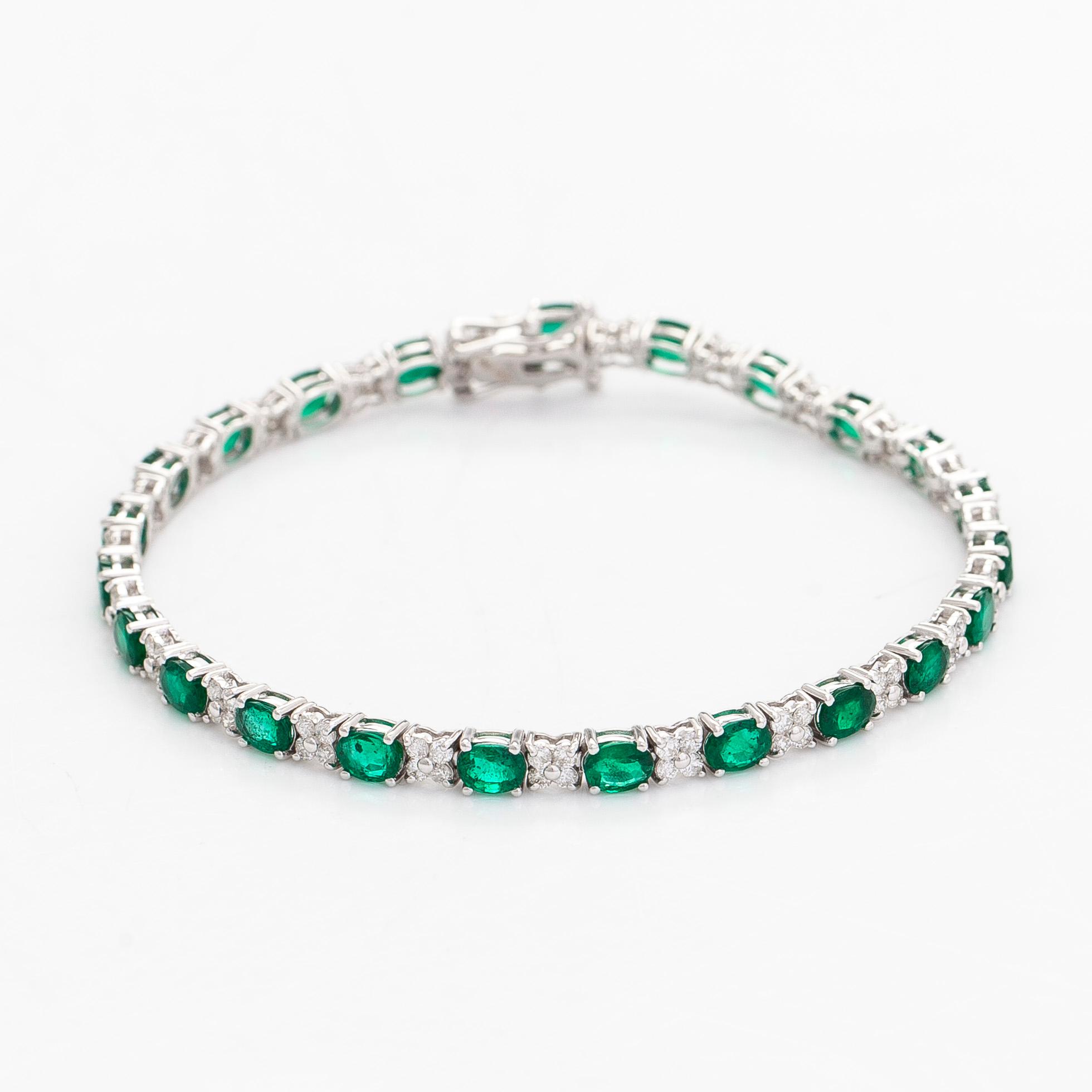 Rannekoru, 18K valkokultaa, smaragdeja ja timantteja.