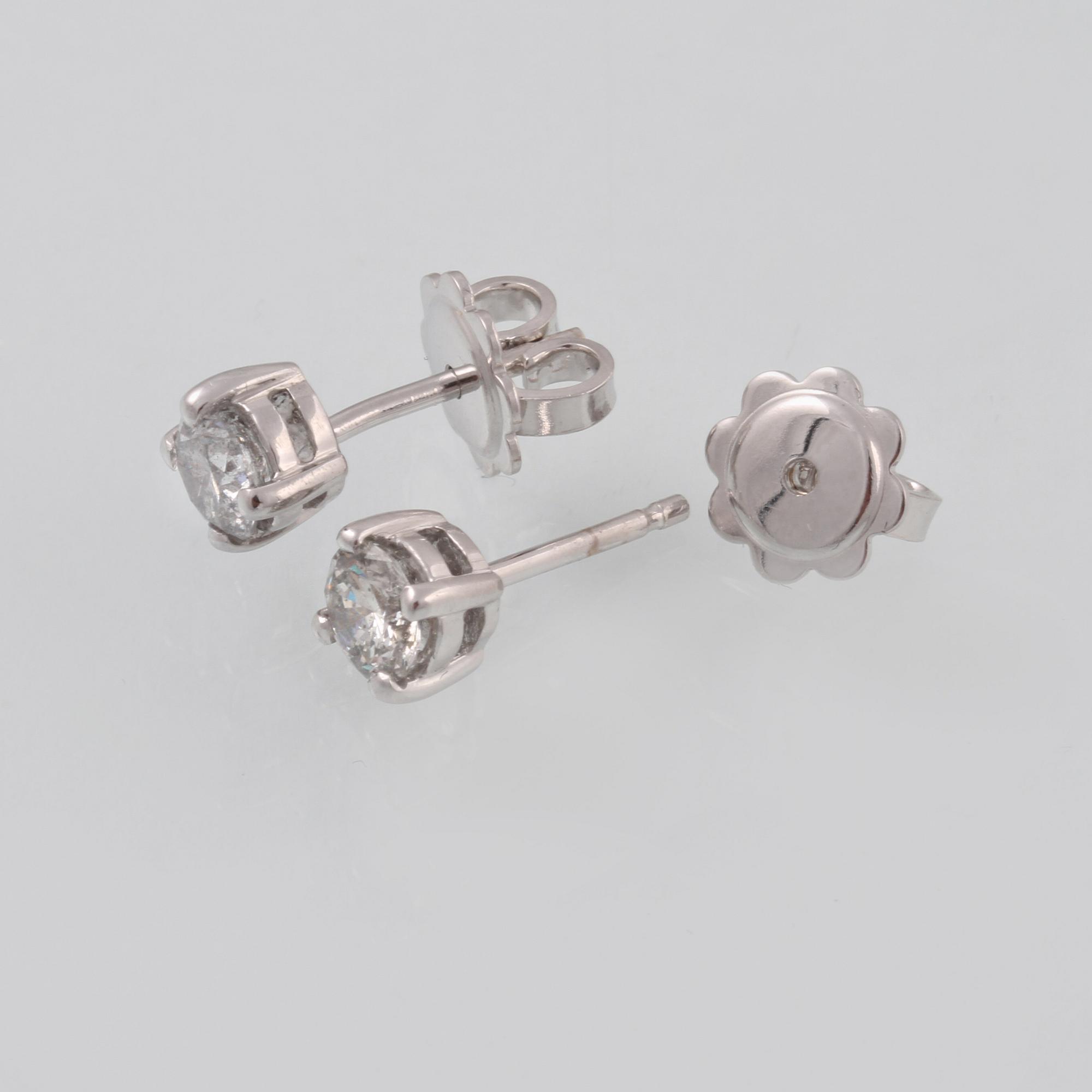 ÖRHÄNGEN, 18K vitguld med briljantslipade diamanter ca 0.83 ct. Vikt 2,4 gram.