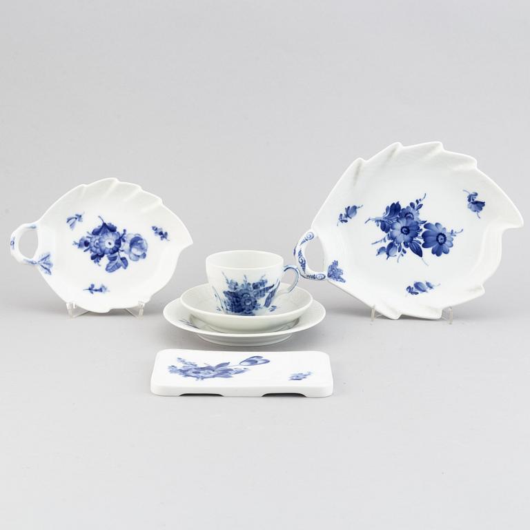 36 pieces, Royal Copennhagen,  "Blå blomst", Denmark.