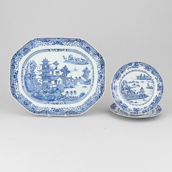 Stekfat och tallrikar, 2 st, porslin. Qingdynastin, Qianlong (1736-95).