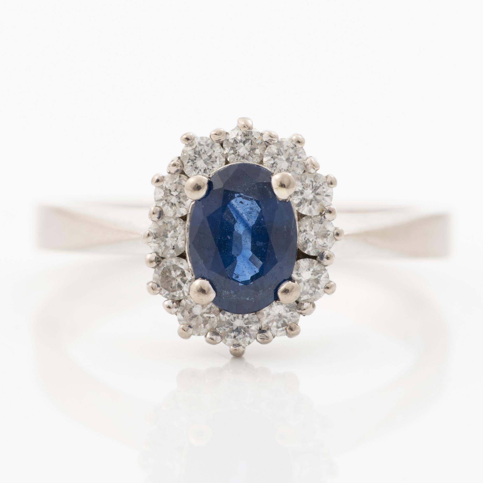 Ring 18K vitguld med blå safir och runda briljantslipade diamanter.