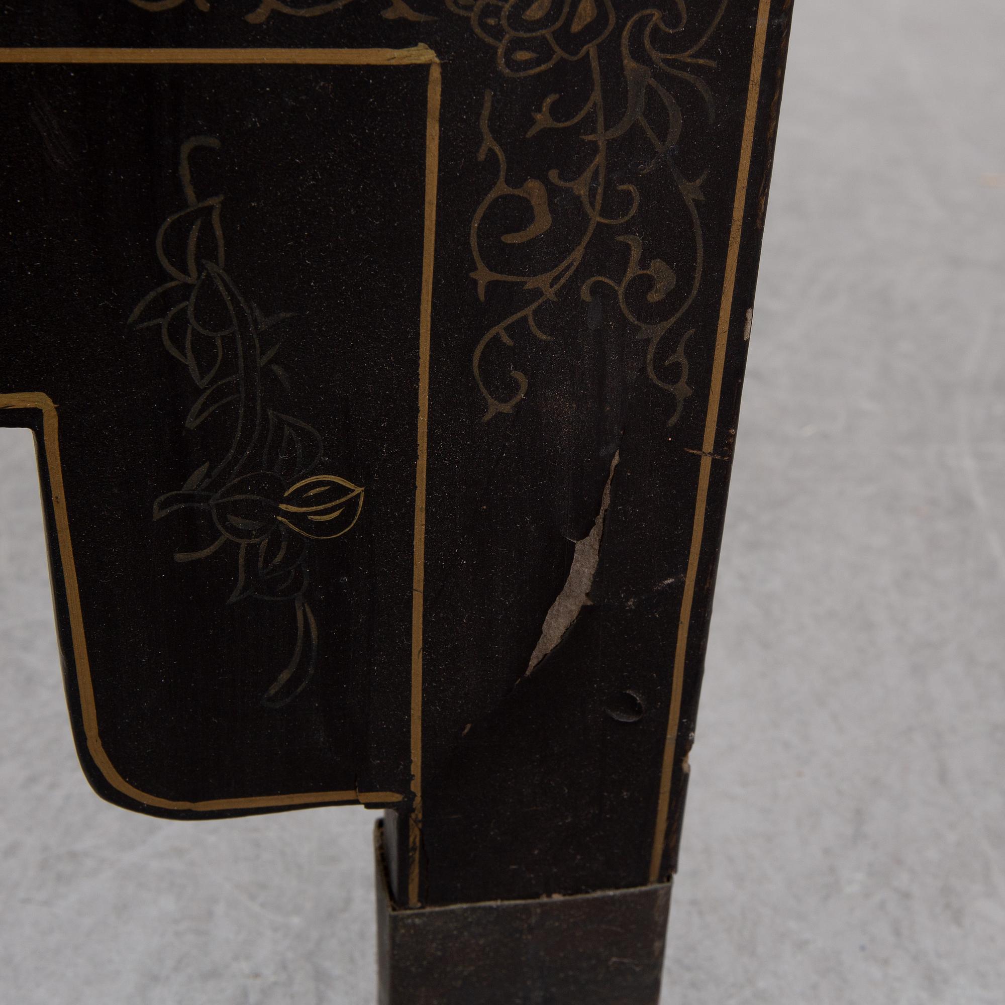A chinese screen with stone inlay, first half of the 20th Century.