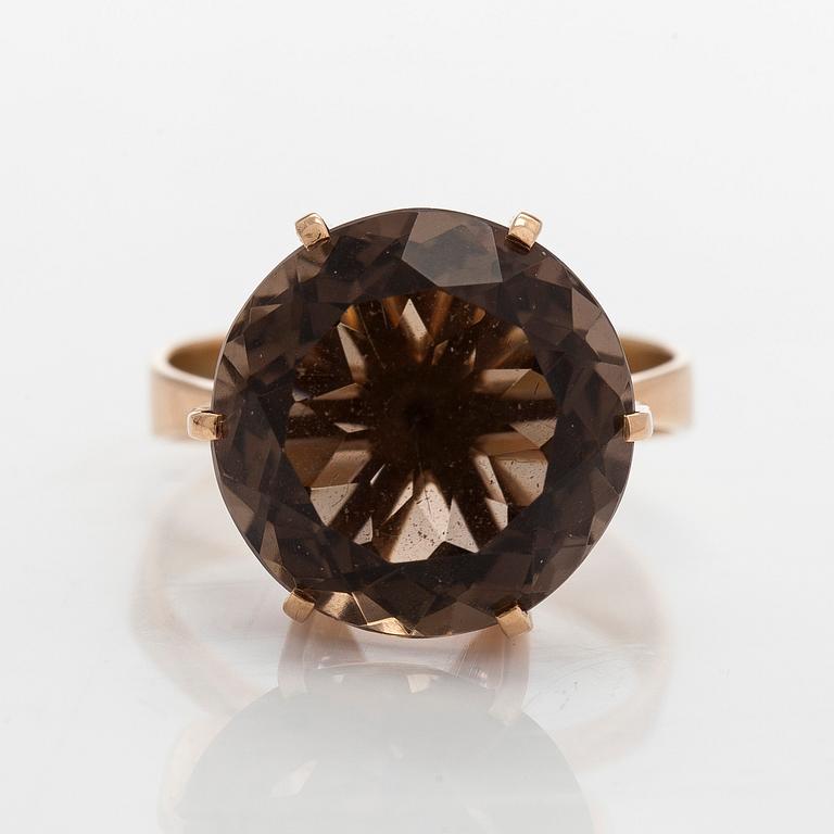Ring, 14K guld, rökkvarts. Westerback, Helsingfors 1964.