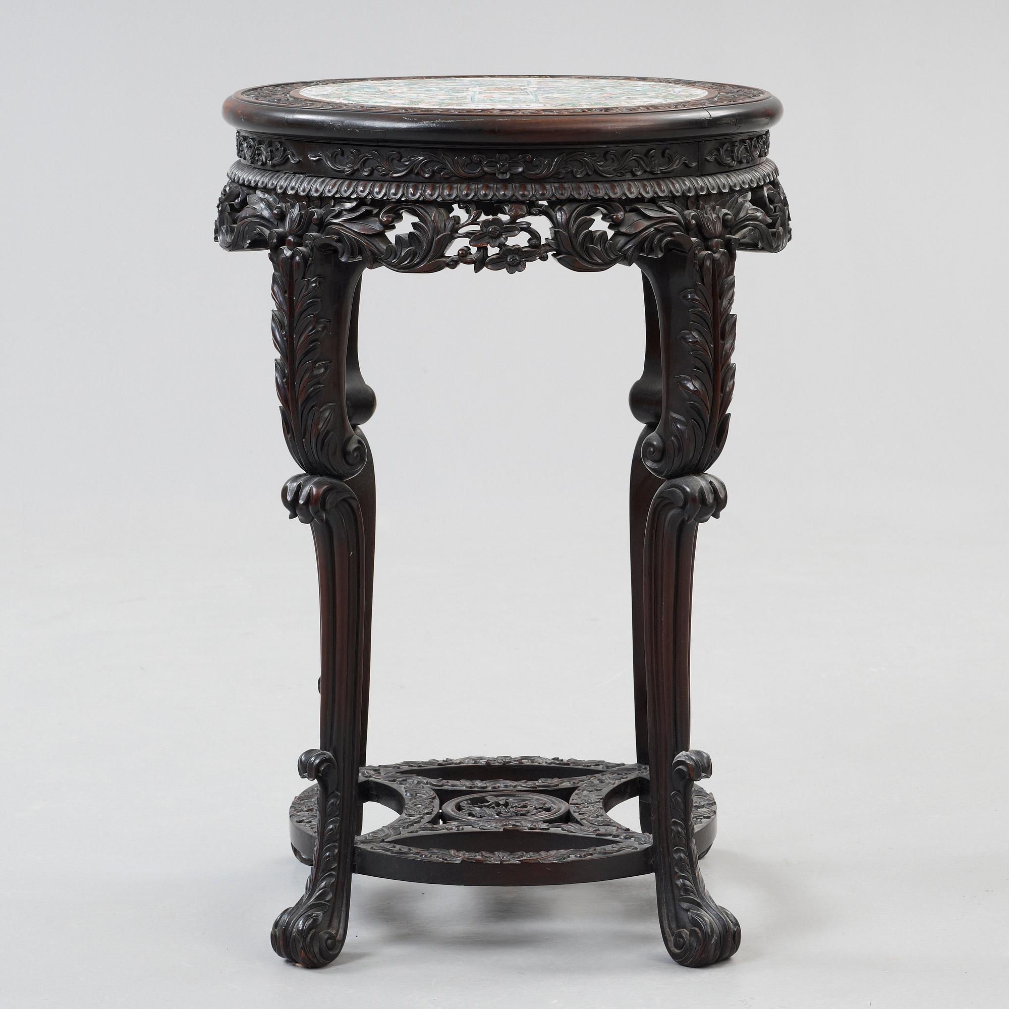 A hardwood and porcelain plaquette in famille verte  table, Qing dynasty 19th century.