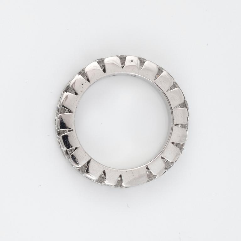 RING, helallians, med briljantslipade diamanter totalt ca  3.24 ct. 18 x ca 0.18 ct.