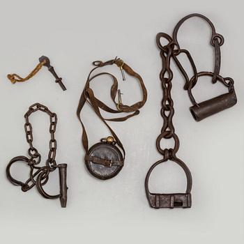 TVÅ HANDFÄNGSEL samt RESEUR, 1700/1800-tal.