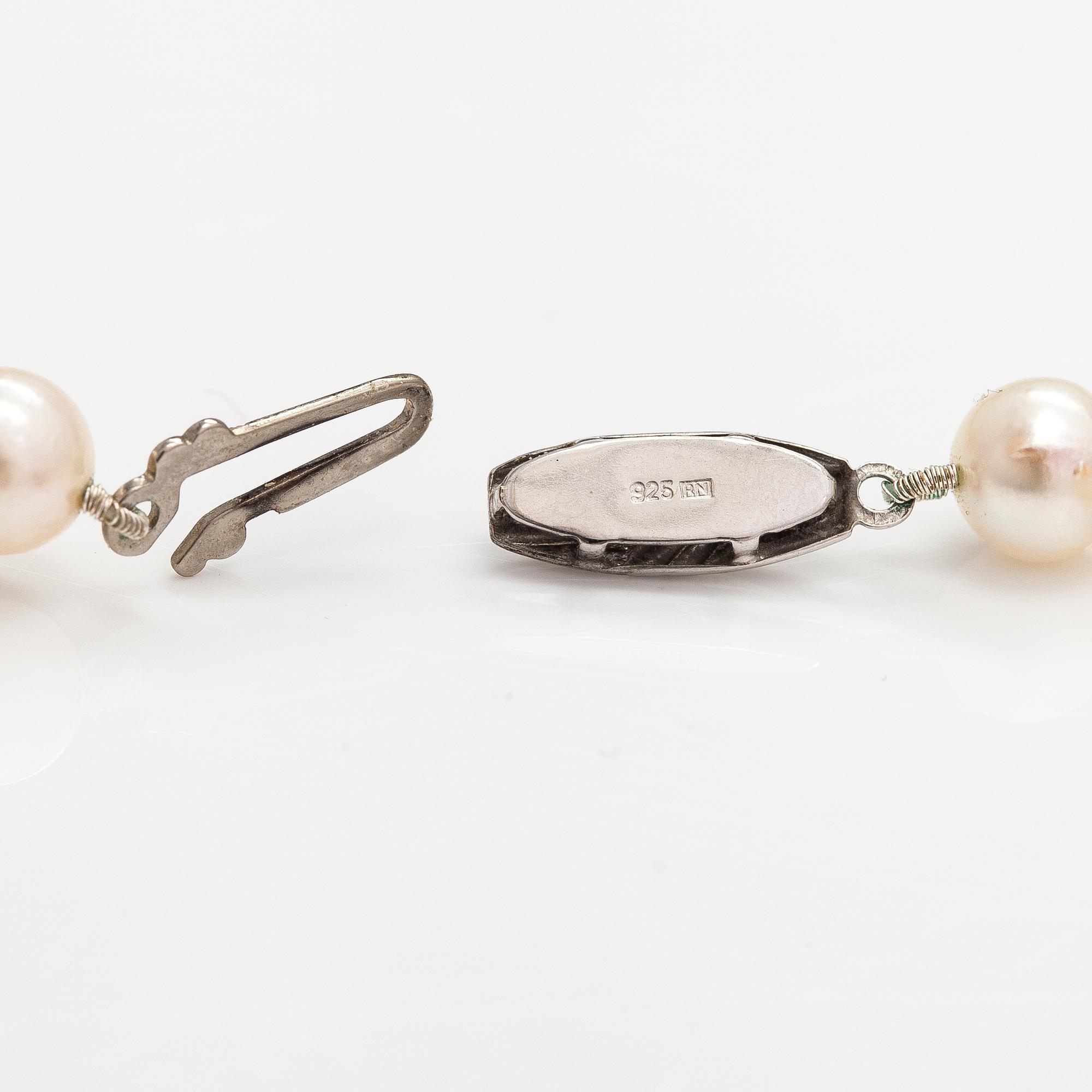 A pearl collier and two-strand pearl bracelet with cultured pearls and sterling silver.