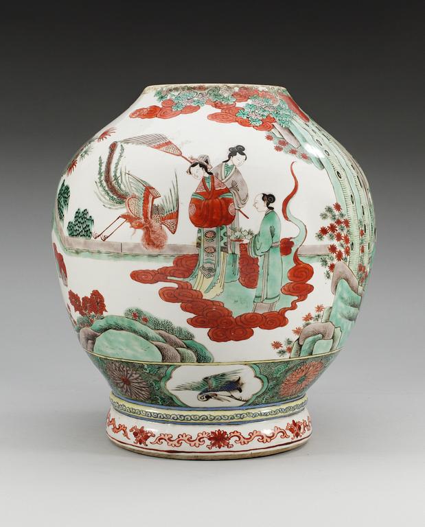 A famille verte vase, Qing dynasty (1644-1912), with Hong Wu´s six character Ming mark.