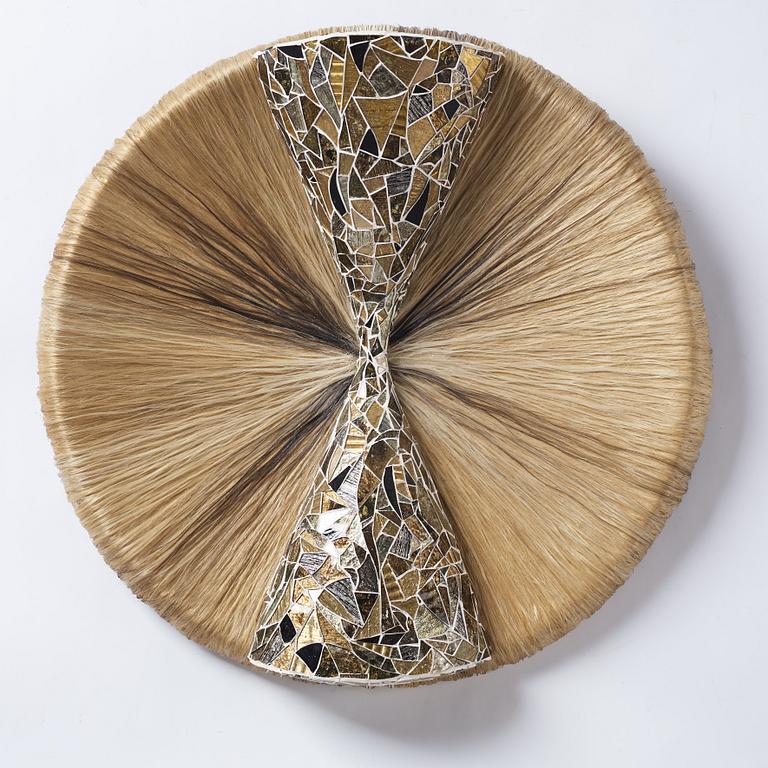 Dit- Cilinn, väggskulptur, blandteknik, hår, glas, bladguld, stål. Signerad på etikett a tergo, utförd 2009.