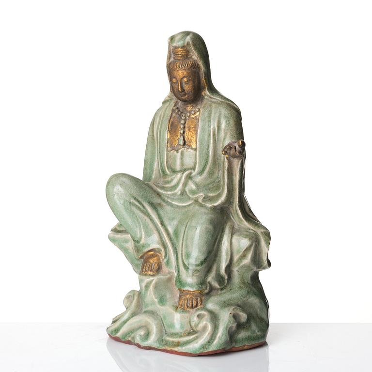 Guanyin, keramik. Troligen Longquan, Mingdynastin 1600-tal.