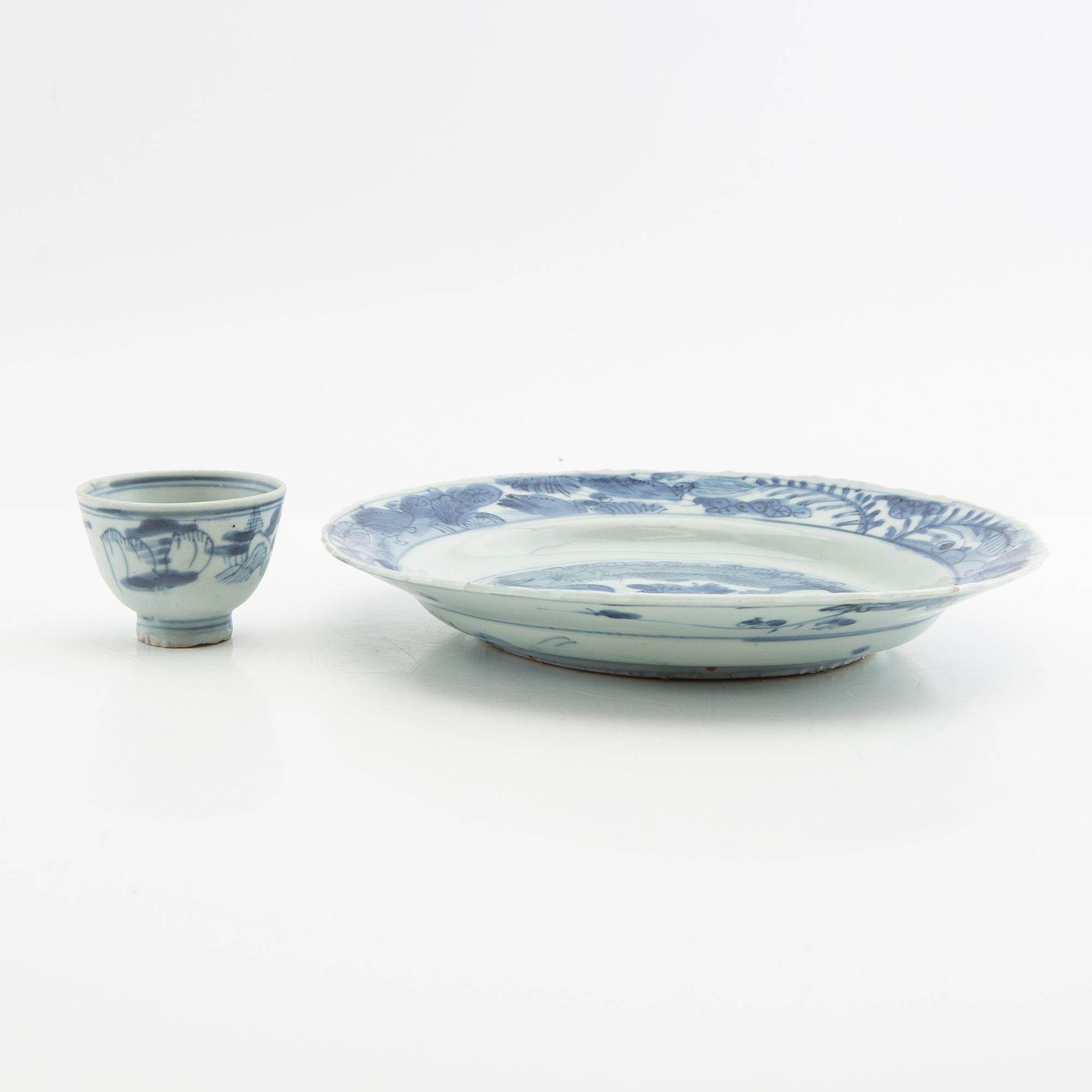 A blue and white dish and cup, Ming dynasty.