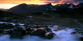 16. FOTOGRAFI, "Midnatt i dalen Alisvággi söder om Abisko, Juli".  Ur serien Lapplands fjällvärld av Claes Grundsten. Skänkt av konstnären.