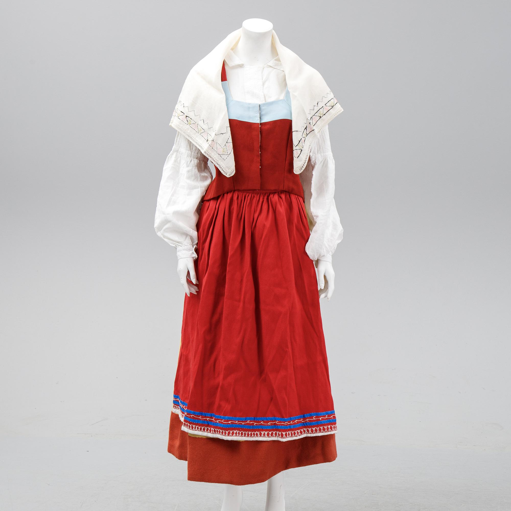 Folkdräkt, "Ölandsdräkten", 6 delar samt brosch i silver, 1900-tal.