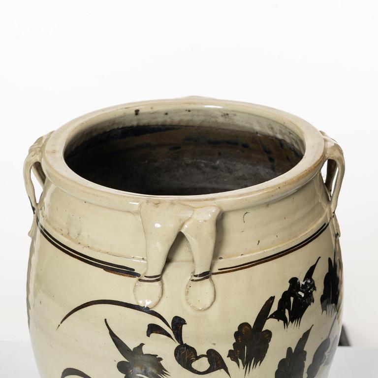 A Cizhou style ceramic jar, Ming dynasty or later.