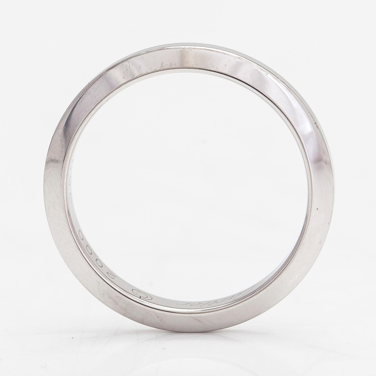 Cartier, a platinum ring. With certificate.