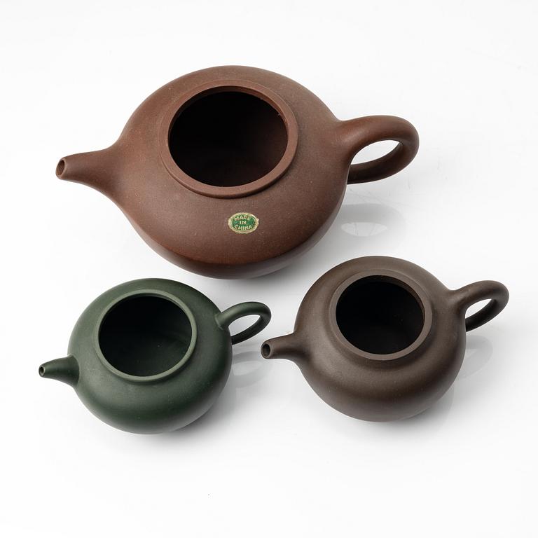 A group of three Chinese yixing teapots, 1970/80s.