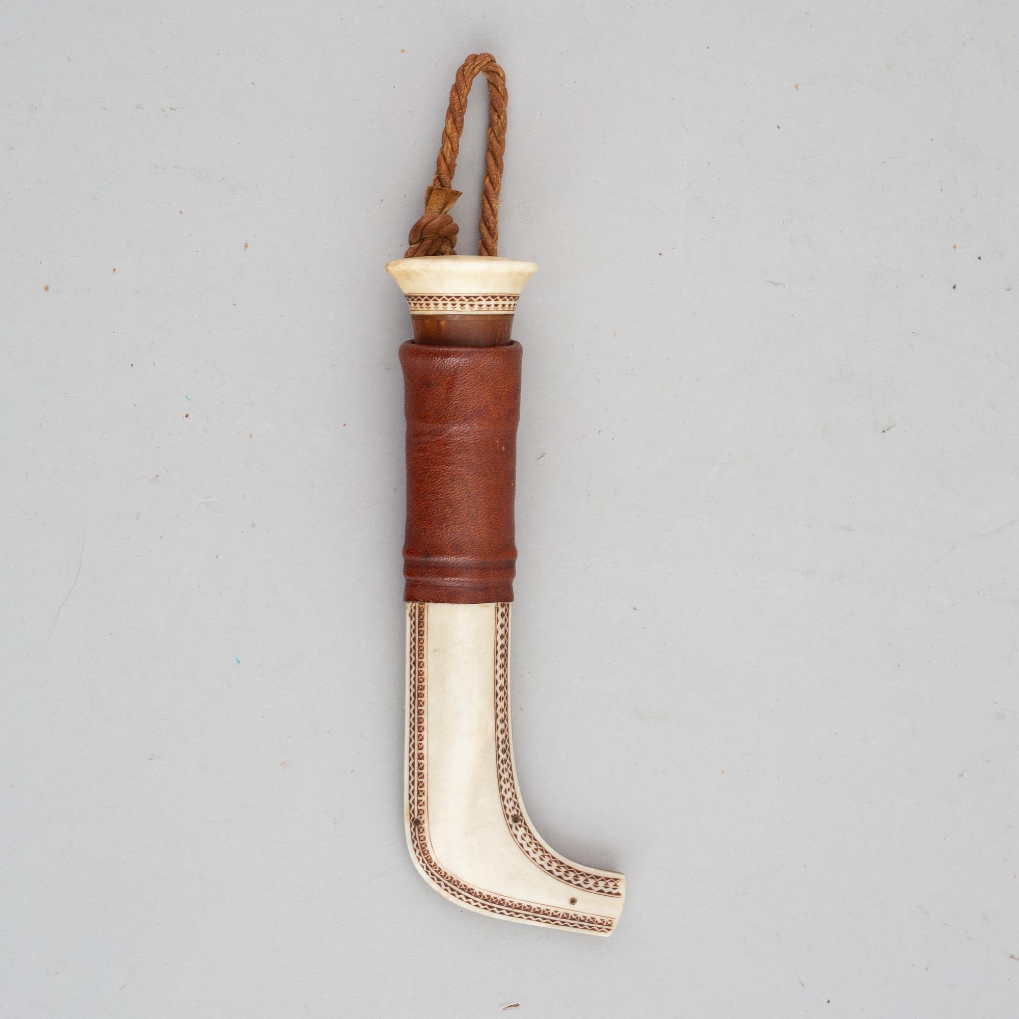 Sune Enoksson, a rendeer horn Sami knife, signed.