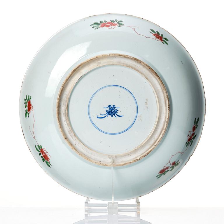 A large famille verte dish, Qing dynasty, Kangxi (1662-1722).