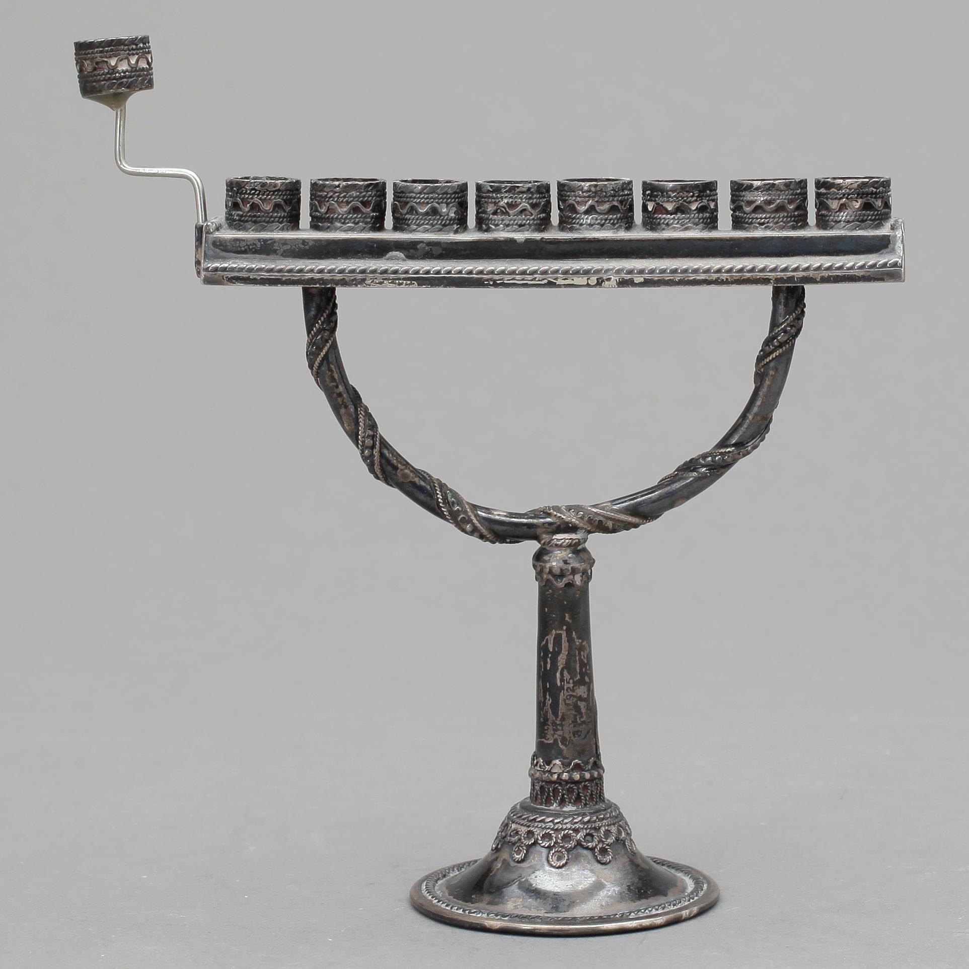 LJUSSTAKE, sterlingsilver, Menorah, 1900-tal. Vikt ca 43g.