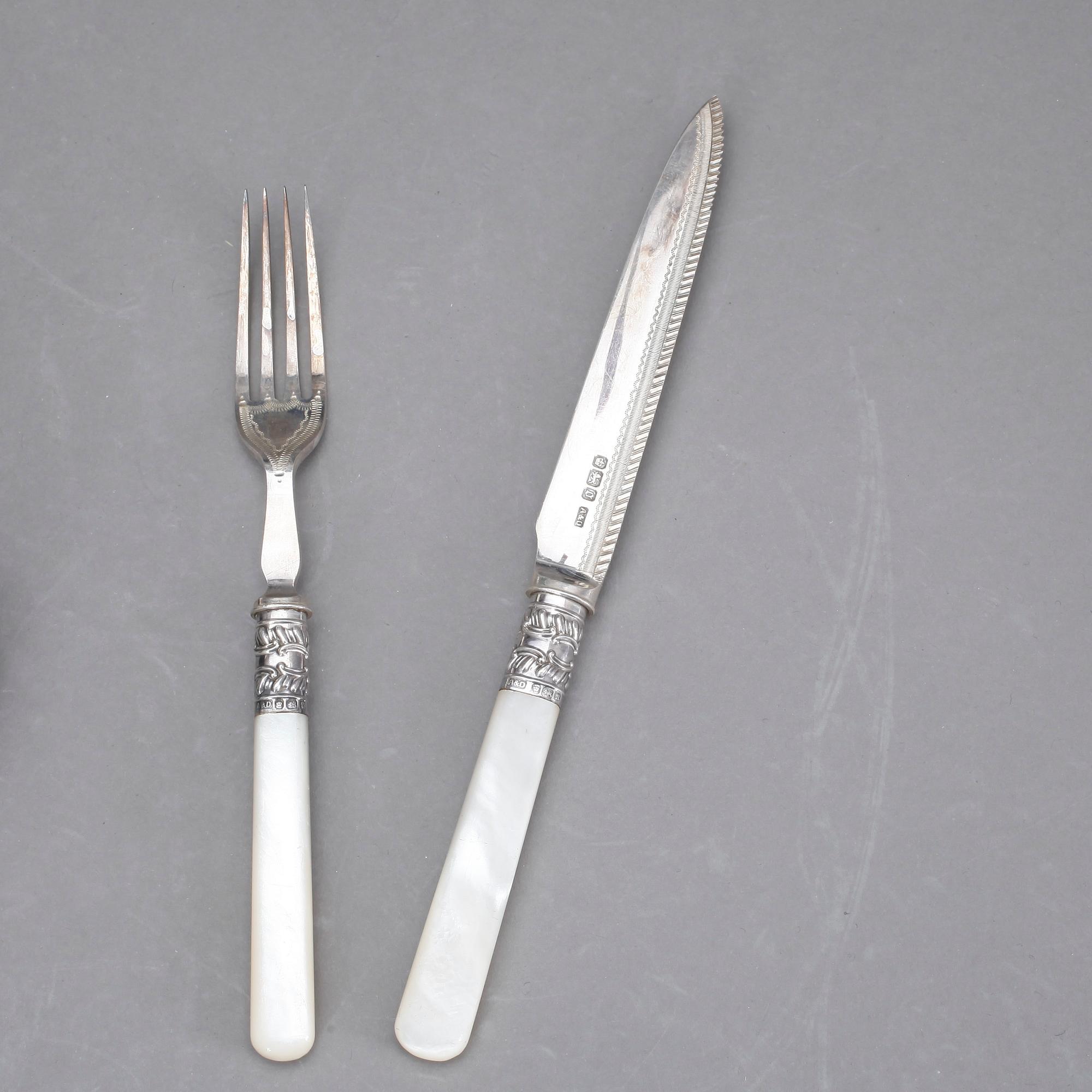 SMÖRGÅSBESTICK, 12 delar, silver och pärlemor, Allen & Darwin, Sheffield, England, 1906.