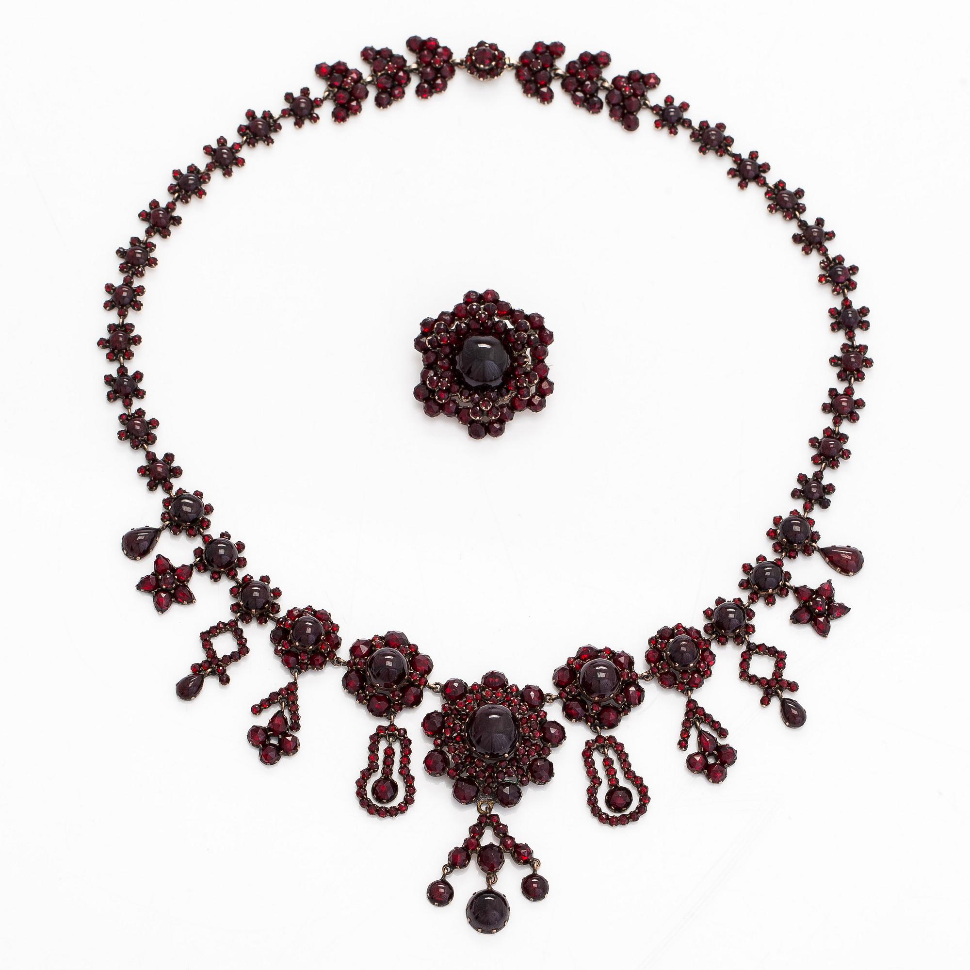 Collier och brosch, viktorianska, cabochon- och rosenslipade granater, silver.
