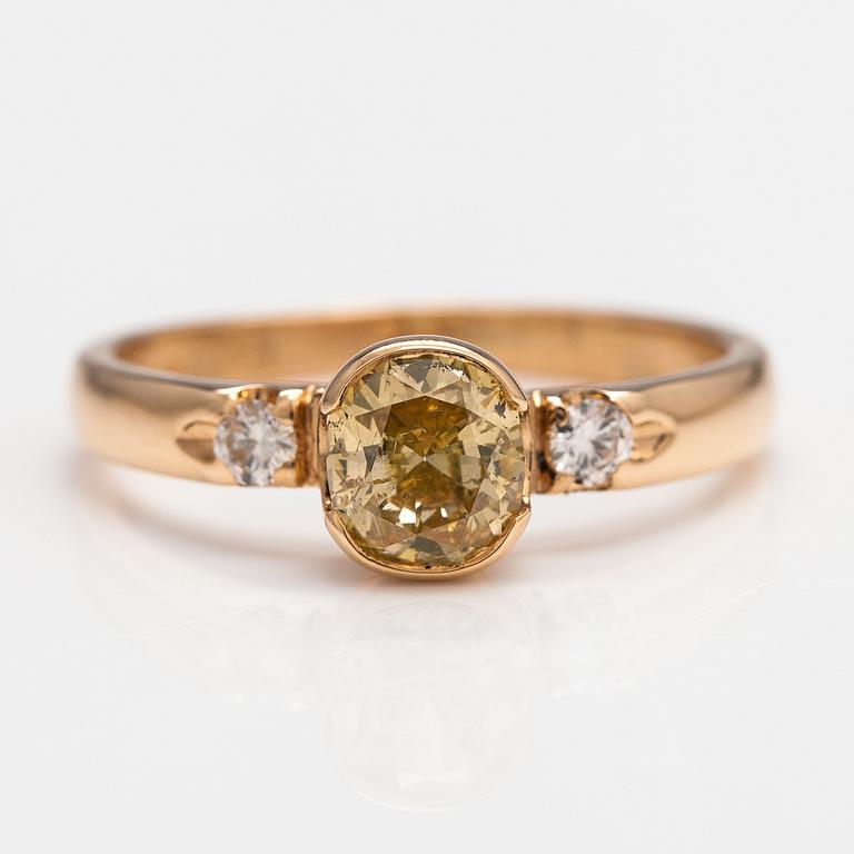 Ring, 18K guld och diamanter ca 1.01 ct tot. AIG-certifikat.