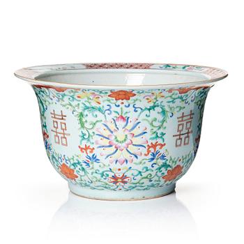 1275. A large famille rose flower pot, late Qing dynasty, 19th Century.