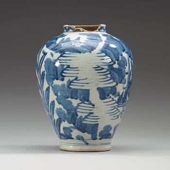 A blue and white Japanese vase, 17th Century.