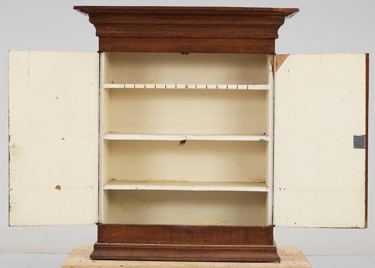 ÖVERSKÅP, 1700-tal.