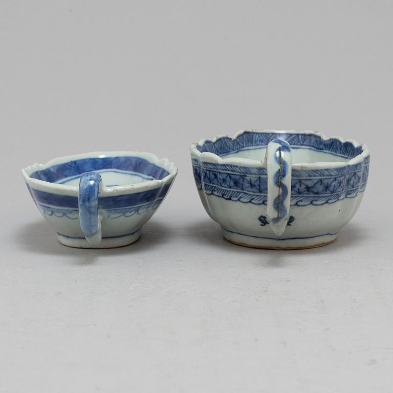 A SET OF TWO SAUCE BOATS, QING DYNASTY, JIAQING (1796-1820).