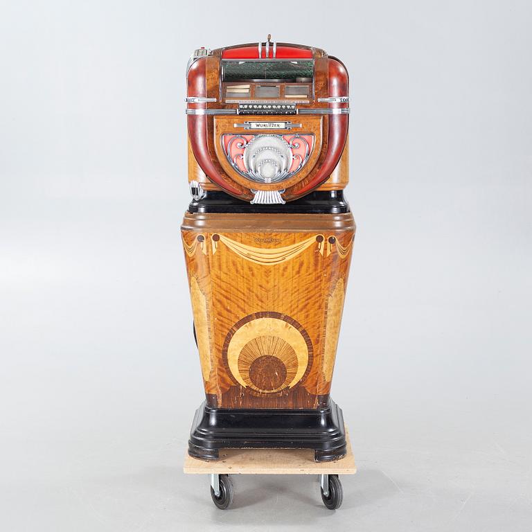JUKEBOX, Wurlitzer Model 81, on original wooden stand "Mae West".