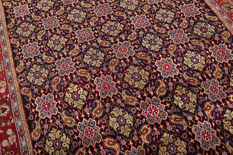 A Hamadan carpet, c. 296 x 197 cm.