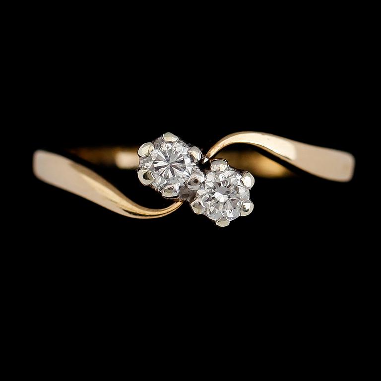 RING, 9 k guld med två diamanter. Total vikt ca 1 gram.