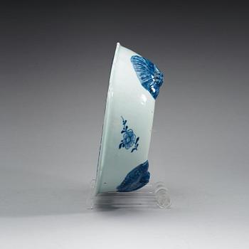 A blue and white salad dish, Qing dynasty, Qianlong (1736-95).