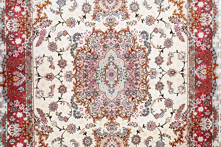 A carpet, Tabriz par silk, 60 Raj, ca 294 x 197 cm.