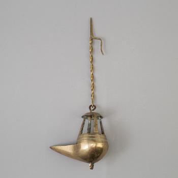 AN 18TH CENTURY BRONZE OIL LAMP.
