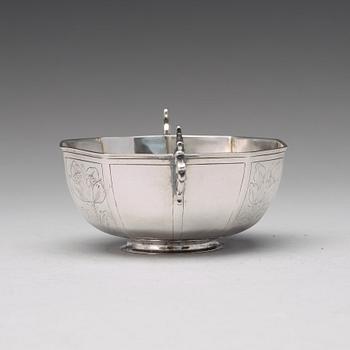 A Swedish 17th century silver brandy bowl, mark of Joran Hieronymi Bernegau, Norrkoping (1648-1679).