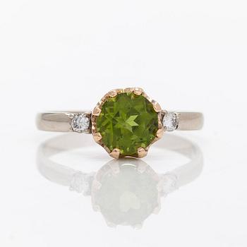 Ring, 14K guld, med peridot och diamanter.