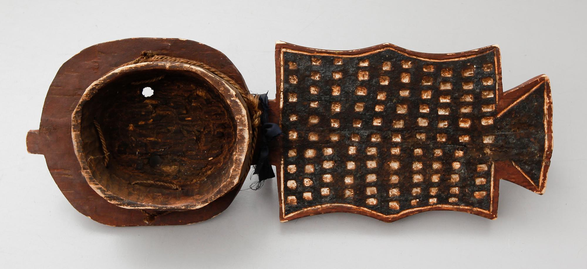 MASK, skuret och målat trä, Burkina Faso, Afrika.