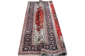 A Tabriz carpet, 50 raj, ca. 315 x 208 cm.